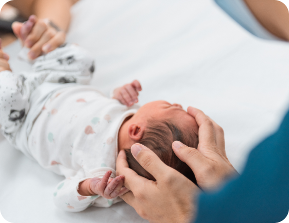 Bebe recibiendo fisioterapia